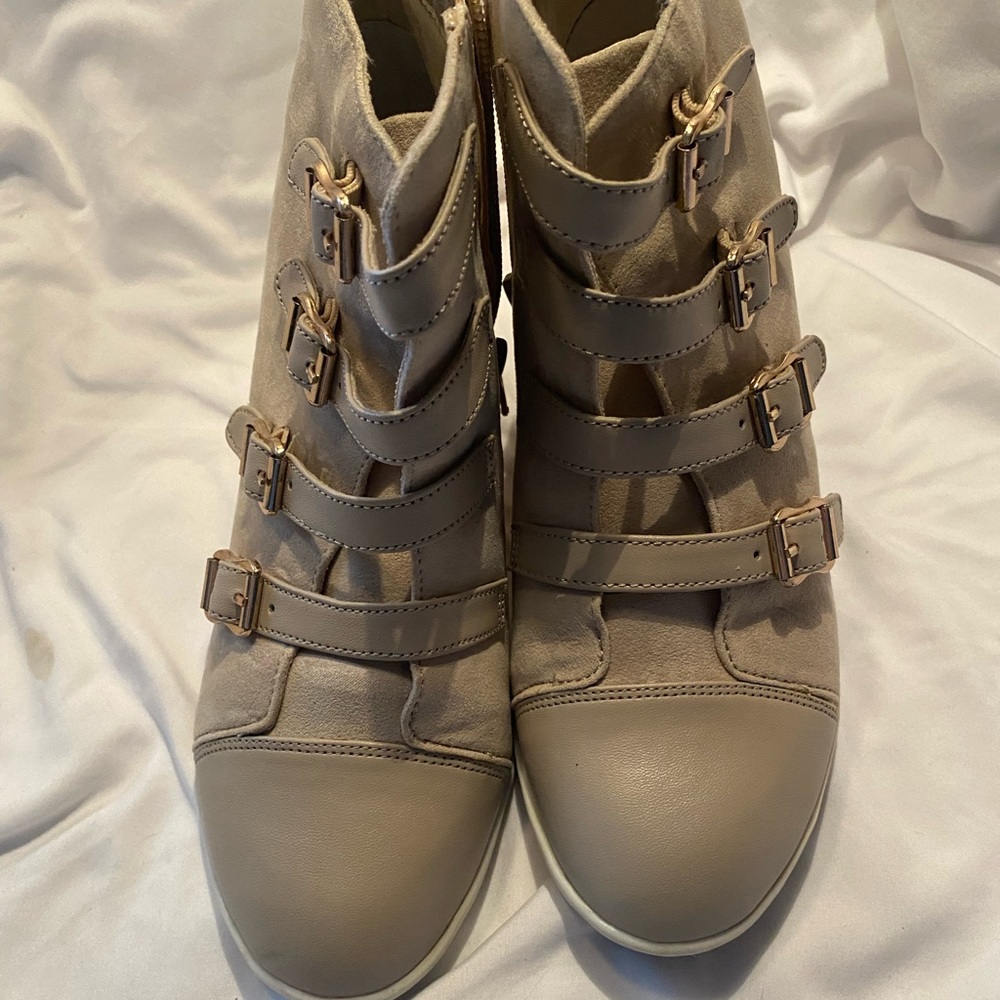 Hot in Hollywood size 7 suede wedge